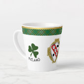 Clarke Irish Shield & Tartan gepersonaliseerd Latte Mok (Linkerhoek)