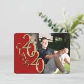 Classe de 2020 Red Photo Graduation Invitation (Debout devant)