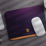 Classé élégant en cuir violet or monogrammed<br><div class="desc">Un bureau exclusif de luxe ou un tapis de souris monogrammed personnel avec un carré de parties scintillant en or métallique en faux cuivre avec vos initiales de nom monogramme et une bande brillante sur un arrière - plan en faux cuir d'indigo violet élégant. Convient aux professionnels des petites entreprises,...</div>