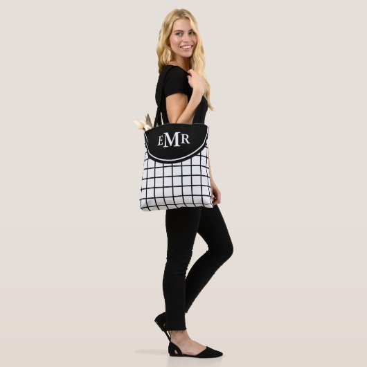 Classic Black en White Lattice Stripe Monogram Draagtas (Op model)