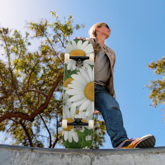 Classic daisy pattern white floral fields greenery skateboard (Buiten 1)