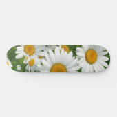 Classic daisy pattern white floral fields greenery skateboard (Horizontaal)