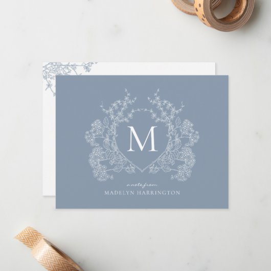 Classic Dusty Blue Floral Crest Monogram Notitiekaartje (Voorkant / Achterkant in situ)