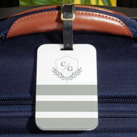 Classic Monogram Crest en Stripes Sage Green Bagagelabel (Voorkant Insitu 2)