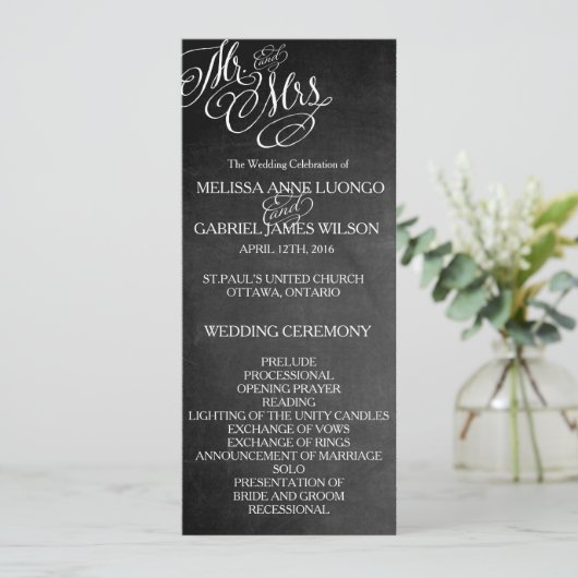 Classic Mr & Mrs Wedding Programme Chalkboard (Debout devant)
