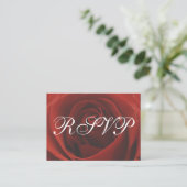 Classic Red Rose Wedding RSVP Response Kaart (Staand voorkant)