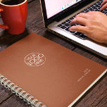 Classic Terracotta Moderne Logo hebdomadaire<br><div class="desc">Style classique 2024 hebdomadaire avec un logo personnel. Logo personnalisé,  année,  nom. Une élégance sobre. Stylisme de typographie serif moderne. Planificateur avec des aperçus mensuels et des feuilles de planification hebdomadaires. Contact pour assistance à la personnalisation.</div>