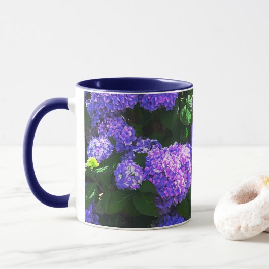 Classique violet réaliste Hydrangea Mug (Avec donut)