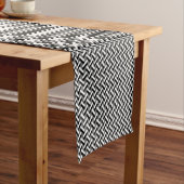 Classy Black & White Art Deco Herringbone Pattern Korte Tafelloper (Voorbeeld)