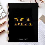 Classy Elegant Black Gold Monogramme Nom personnal<br><div class="desc">Customisez le texte et créez facilement votre planificateur personnalisé. Cliquez sur MODIFIER LA CONCEPTION (EDIT DESIGN) pour modifier la couleur arrière - plan ou la couleur du texte. Vous pouvez TRANSFÉRER ce DESIGN à d'autres produits Zazzle et l'ajuster à la plupart des articles Zazzle. Les conceptions Studio standard sont faites...</div>