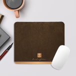 Classy élégant cuir marron or monogrammed<br><div class="desc">Un bureau exclusif de luxe ou un tapis de souris monogrammed personnel avec un carré de parties scintillant en or métallique en faux cuivre avec vos initiales de nom monogramme et une bande brillante sur un arrière - plan en faux cuir brun foncé élégant. Convient aux professionnels des petites entreprises,...</div>