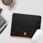 Classy élégant en cuir noir or monogrammed<br><div class="desc">Un bureau exclusif de luxe ou un tapis de souris monogrammed personnel avec un carré de parties scintillant en or métallique en faux cuivre avec vos initiales de nom monogramme et une bande brillante sur un arrière - plan en faux cuir noir élégant. Convient aux professionnels des petites entreprises, des...</div>
