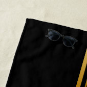 Classy Monogram Faux Gold met witte tekst op BLACK Strandlaken (In situ)