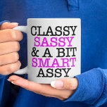 Classy Sassy et un peu Smart Assy Jumbo Coffee Mug<br><div class="desc">Girly-Girl-Graphics at Zazzle : Elegant Design Moderne Typographie noir et rose Lettering Classy Sassy Funny Citation personnalisable Ado et femme Fun Style classique Jumbo Coffee Mug fait un Anniversaire, Noël, Mariage, Graduation, ou toute fête de jour Cadeau pour vous-même, amis ou famille. Merci aimablement pour votre achat. #girls #womens #fashion...</div>