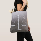 Classy Scales of Justice | Grafisch metallisch Tote Bag (Dichtbij)