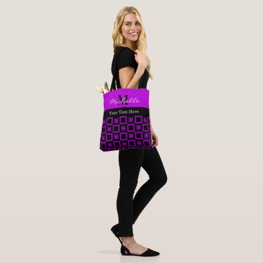 Classy Squares Pattern Black en Paars Monogram Draagtas (Op model)