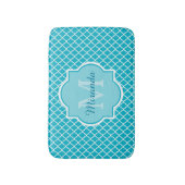Classy Turquoise Blue Quatrefoil Monogram en naam Badmat (Voorkant Verticaal)