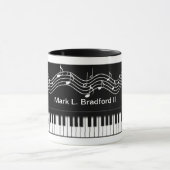 Clavier de piano et tasse de notes (Centre)