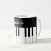 Clavier de piano, tasse noire et blanche (Devant droit)