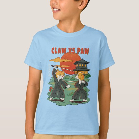 Claw vs Paw – Funny Samurai Cat and Dog T-shirt (Voorkant)