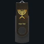 Clé USB Flamme de Menorah<br><div class="desc">Un rendu numérique brun et or de la menorah juive à sept branches (hébreu : מְ נ וֹ רָ ‎). Ajoutez votre propre texte. La menorah à sept branches, utilisée dans le sanctuaire portatif mis en place par Moïse dans le désert et plus tard dans le Temple de Jérusalem, est...</div>