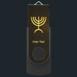 Clé USB Flamme de Menorah<br><div class="desc">Un rendu numérique brun et or de la menorah juive à sept branches (hébreu : מְ נ וֹ רָ ‎). Ajoutez votre propre texte. La menorah à sept branches, utilisée dans le sanctuaire portatif mis en place par Moïse dans le désert et plus tard dans le Temple de Jérusalem, est...</div>