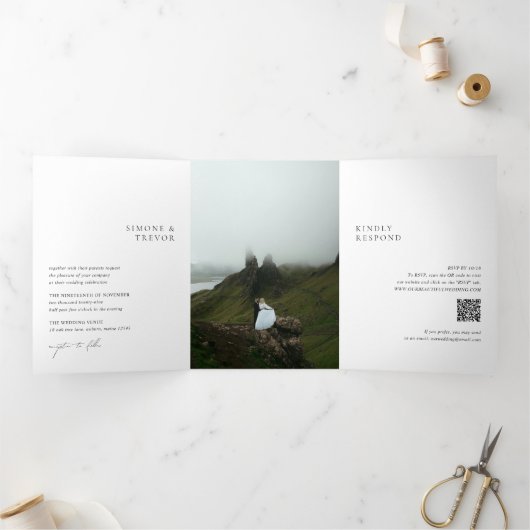 Clean Black and White QR Code Modern Wedding Drieluik Uitnodiging (Binnen)