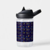 Clear plastic sippy cup with a dark blue sleeve waterfles (Links)
