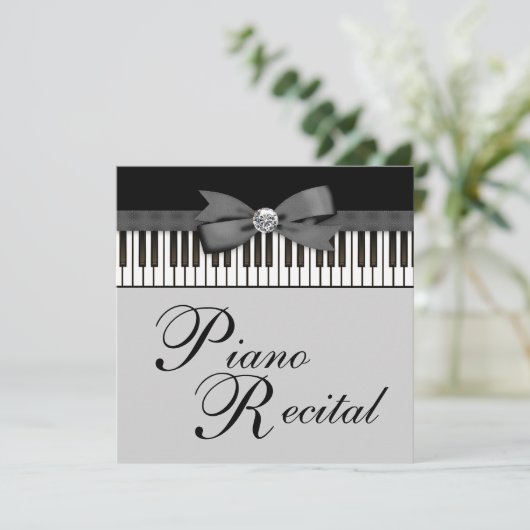 Clés de piano noir et blanc Considérant Invitation (Debout devant)