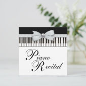 Clés de piano noir et blanc Considérant Invitation (Debout devant)