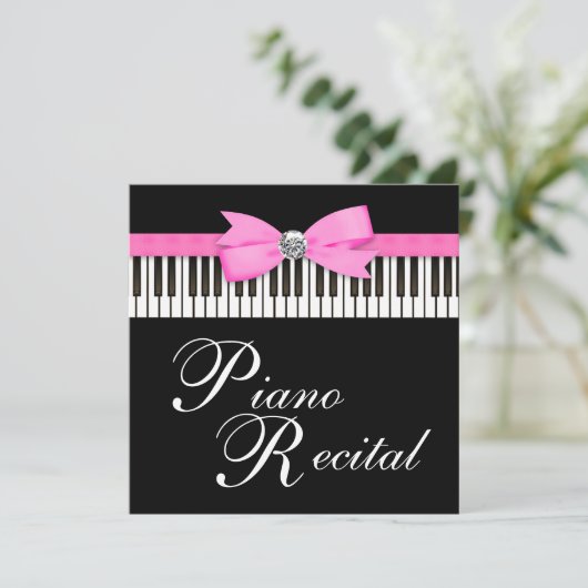 Clés de piano rose et noir Considérant Invitation (Debout devant)