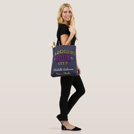 Cloggers Rock Step | Aangepaste Studio-naam toevoe Tote Bag (Op model)