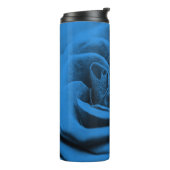 Close-up blauw rood roos, macro schoonheid. thermosbeker (Gedraaid links)