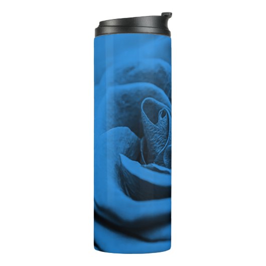 Close-up blauw rood roos, macro schoonheid. thermosbeker (Gedraaid links)