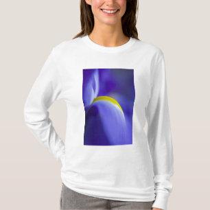 Close-up detail van een Blauwe Vlag iris. T-shirt