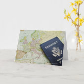 Close-up die van paspoort op Europese kaart liggen (Gele Bloem)