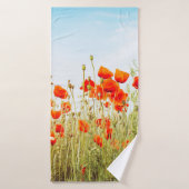 Close up poppies on field. Wild flowers in springt (Serviette de bain)