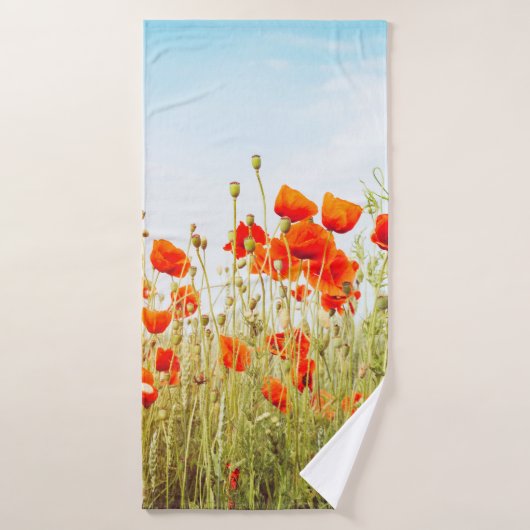 Close up poppies on field. Wild flowers in springt (Serviette de bain)