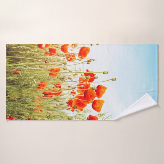 Close up poppies on field. Wild flowers in springt (Serviette de bain)