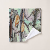 Close-up scene of birch log stumps, rustic charm (Gant de toilette)
