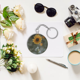 close-up shot van de sleutelhanger van de zonneblo