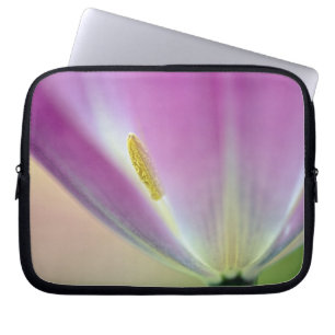 Close-up van de onderkant van tulp bloem, Kuekenho Laptop Sleeve