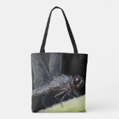 Close-up van een libel, donkerogig, zittend op een draagtas (Achterkant)