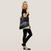 Close-up van een libel, donkerogig, zittend op een draagtas (Op model)