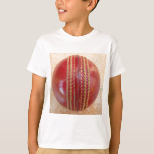Close-up van een Red Leather Cricket Ball Art Prin T-shirt