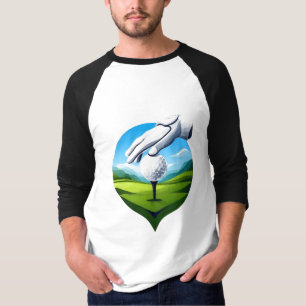 Close-up van golfbal op tee met handschoen t-shirt
