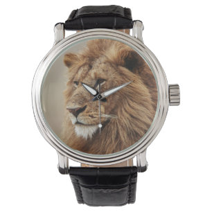 Close-up van mannelijke leeuw horloge