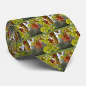 Closeup de raisins rouges parmi les cravates feuil (Roulé)