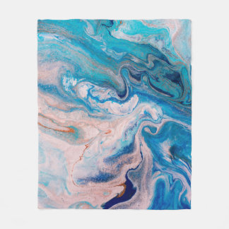 Closeup of mixed blue and white abstract marble te fleece deken