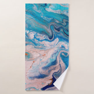 Closeup van gemengde blauwe en witte abstracte mar badhanddoek
